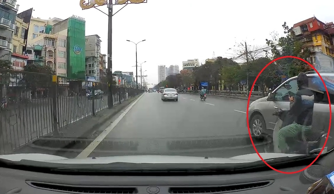 Tai xe xe may dung dien thoai giua duong bi oto canh cao hinh anh