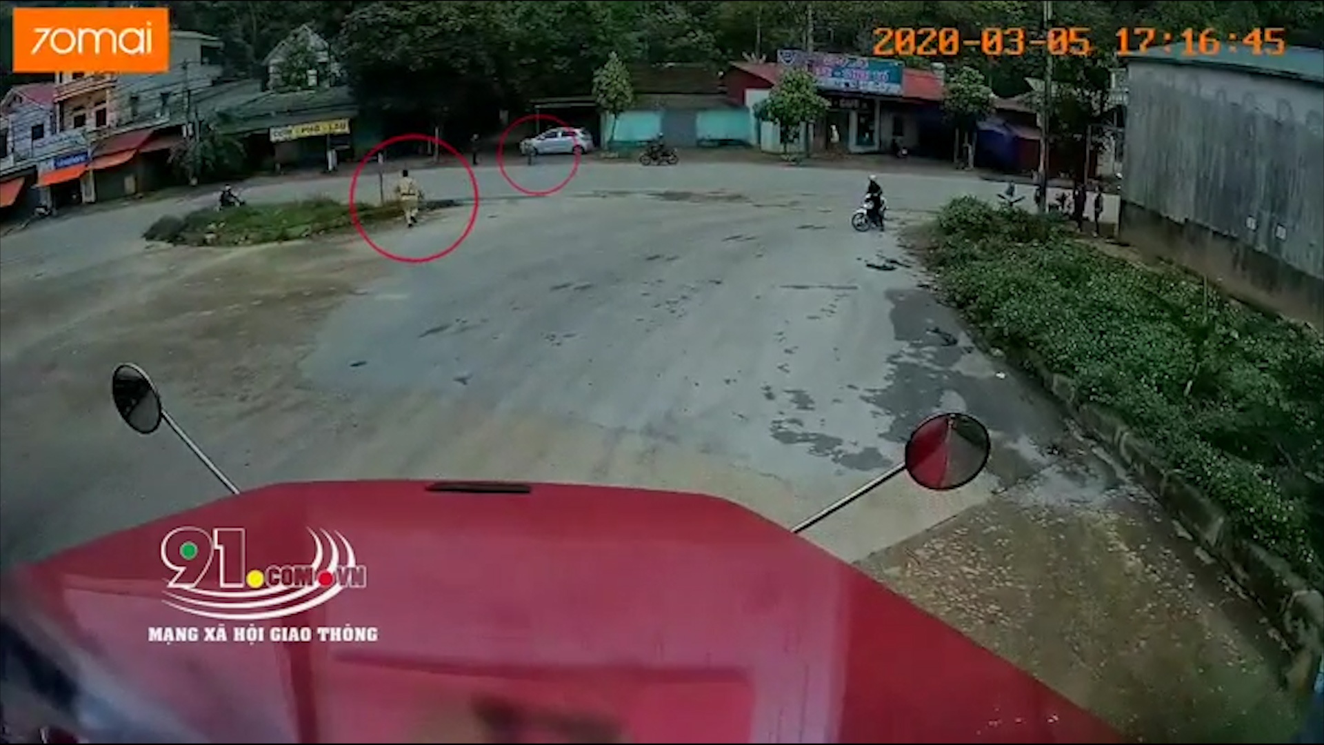 Tai xe container bo xe chay tron khi bi canh sat truy duoi hinh anh