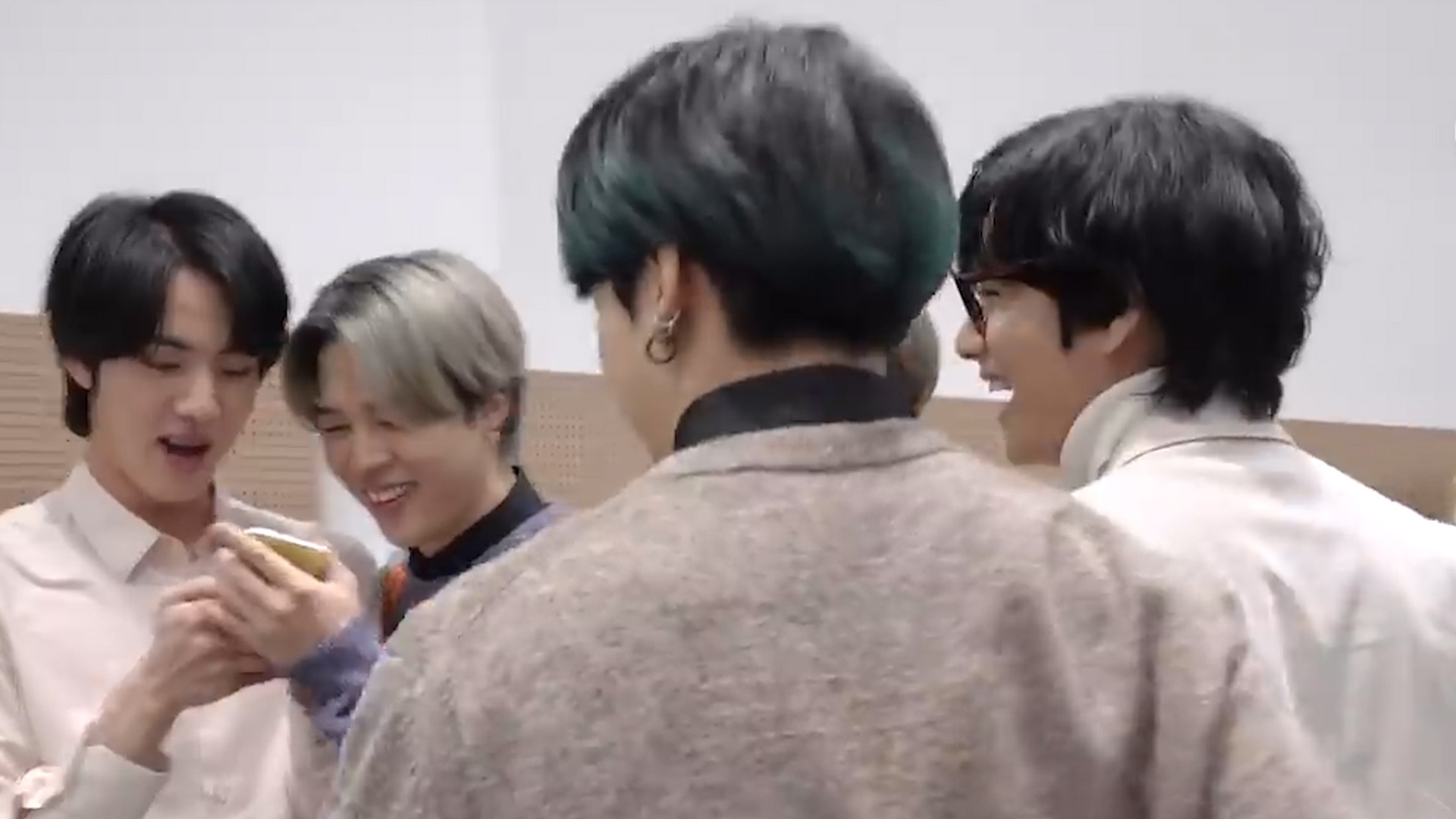 BTS thi nhau xin chup anh cung Jin hinh anh