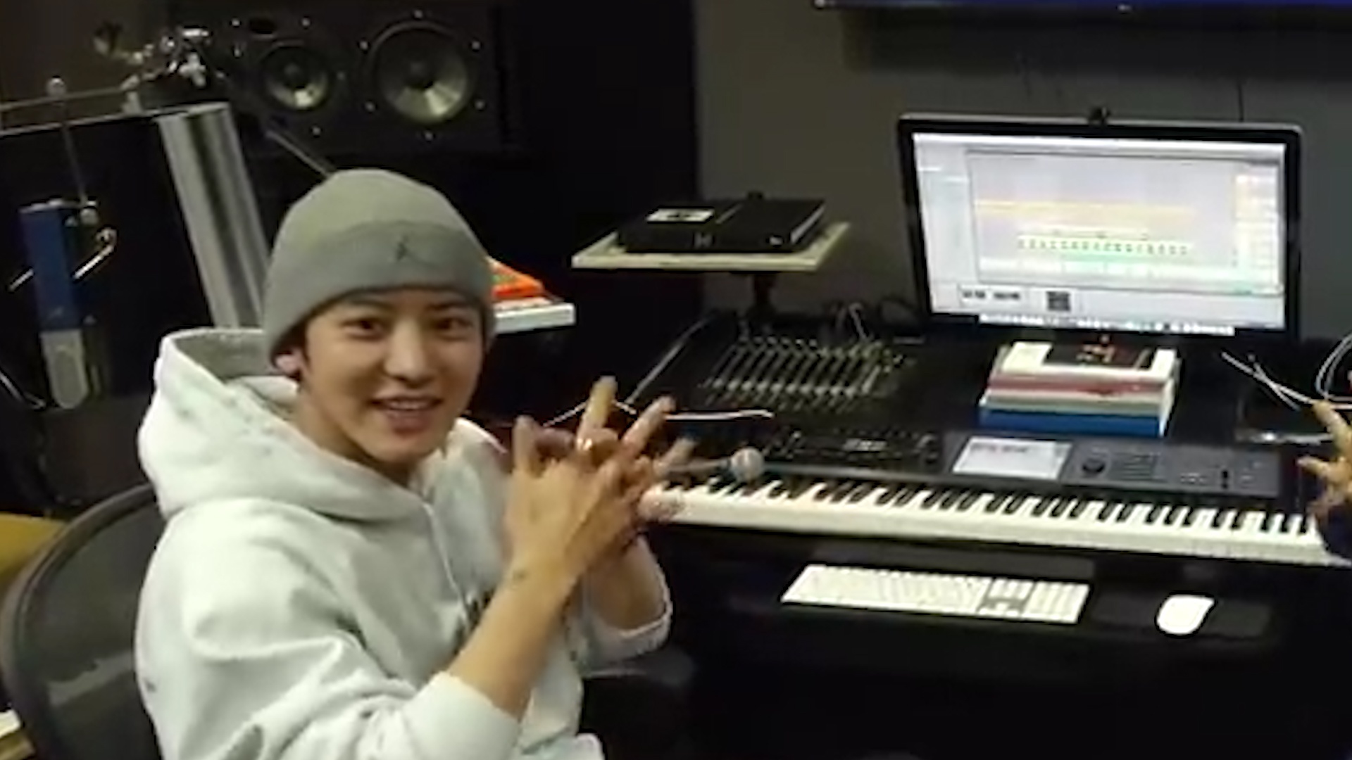 Chanyeol (EXO) sang tac bai hat rua tay dung cach hinh anh