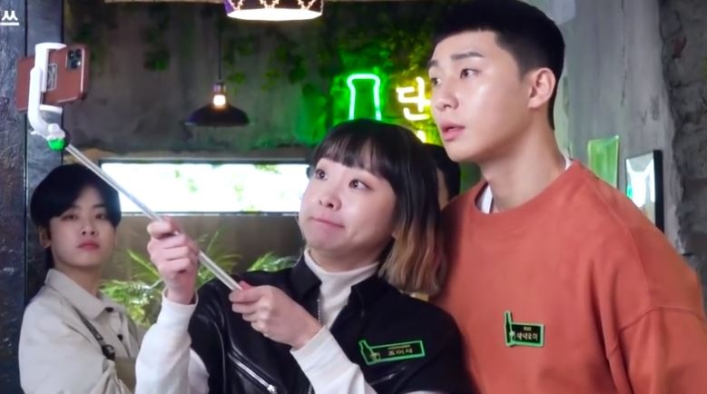 Dan dien vien treu dua nhau o hau truong 'Tang lop Itaewon' hinh anh