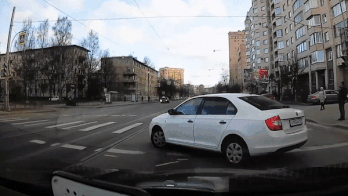 Qua duong thieu quan sat, oto gay tai nan cho xe tai hinh anh