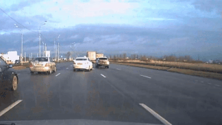 Oto lon vong vi dam phai xe chuyen lan dot ngot hinh anh