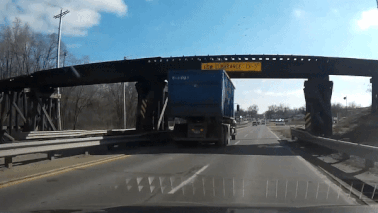 Tran container va vao gam cau, nhieu thanh go vo roi ra duong hinh anh