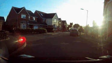 Dua tre lai xe dap lao ra nga ba suyt bi oto tong trung hinh anh