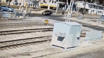 Oto bi tau hoa dam vi co vuot qua rao chan hinh anh