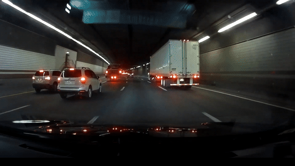 Xe tai mat lai lat nghieng roi truot dai trong duong ham hinh anh