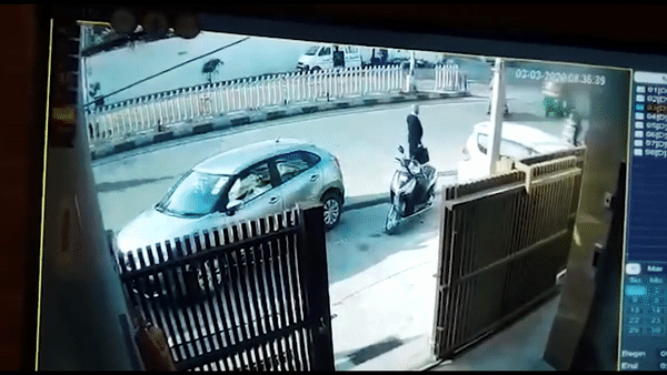 Tranh xe may, xe tuk tuk lat nghieng roi tong vao duoi oto hinh anh