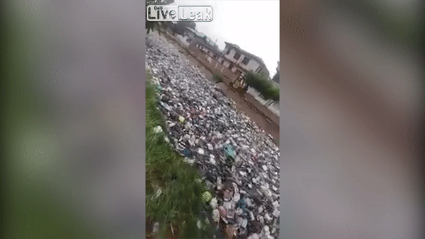 'Dong song rac' sau con mua lon o Ghana hinh anh