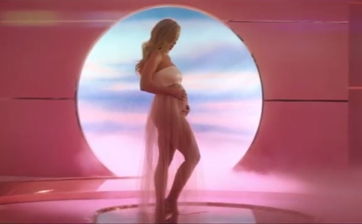 Katy Perry xac nhan mang thai thong qua MV moi hinh anh