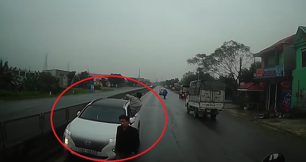 Tai xe oto say ruou di nguoc chieu chui boi, ham doa xe khac hinh anh