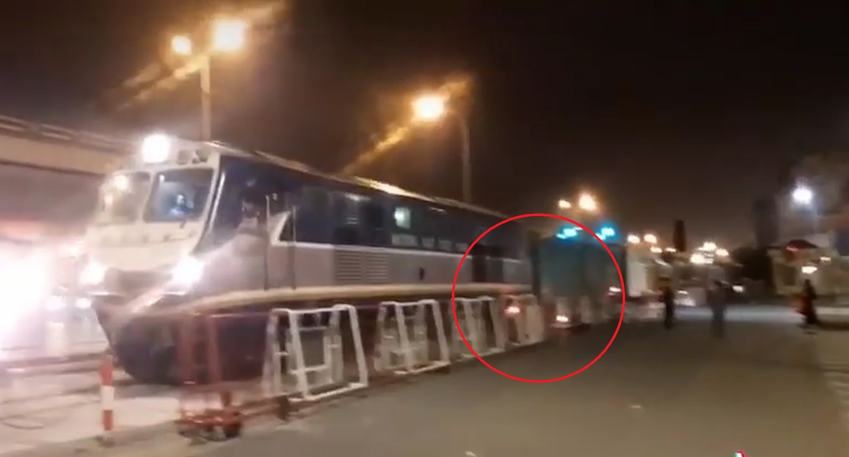 Xe may cho ba co vuot rao chan duong sat bi tau hoa dam trung hinh anh