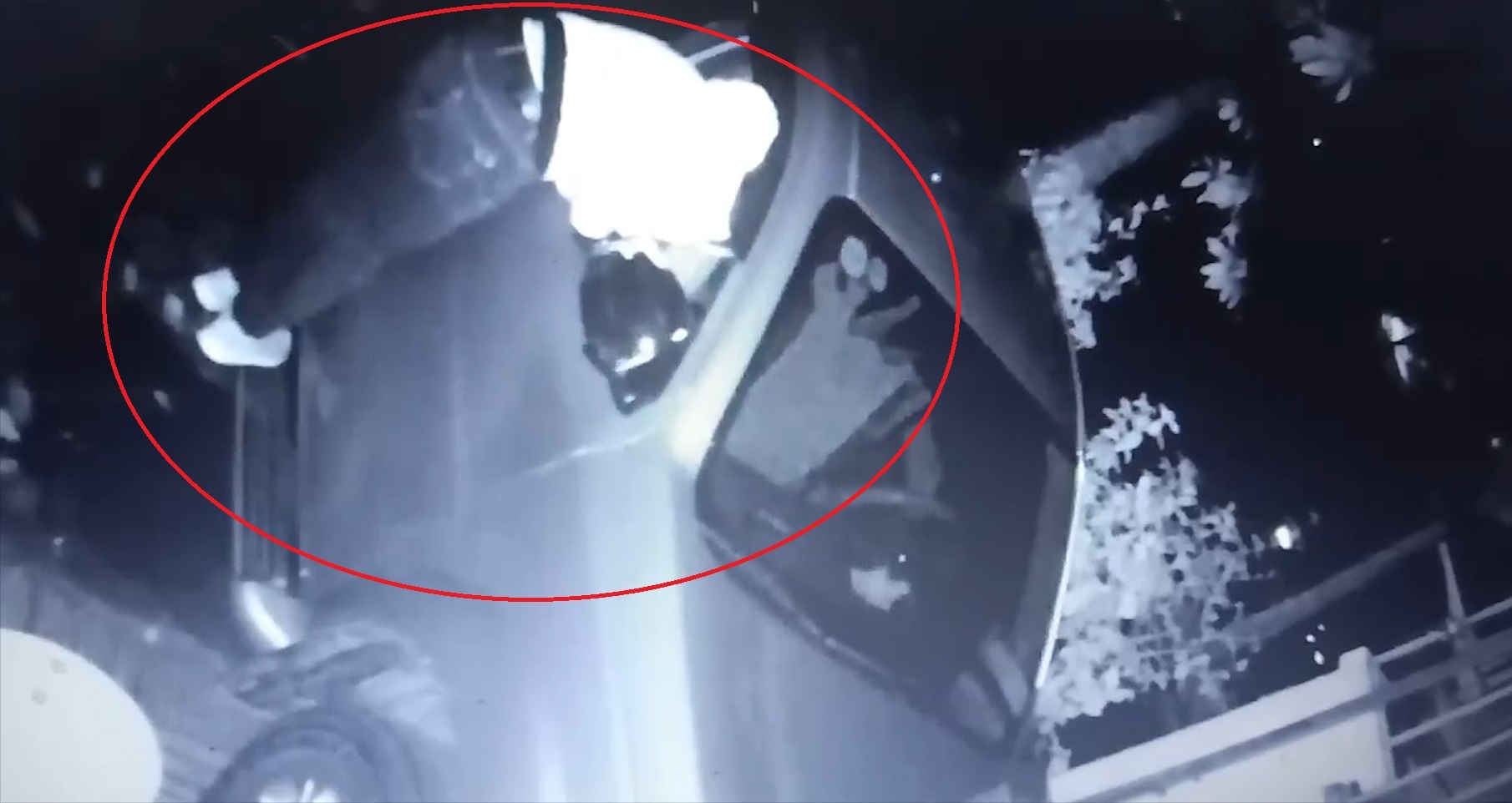 Ten trom nem vo kinh oto, chui vao trong danh cap do hinh anh