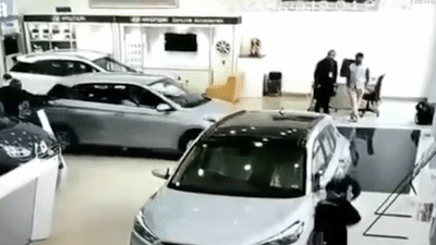 Nu khach hang dap nham chan ga dam vo kinh showroom oto hinh anh