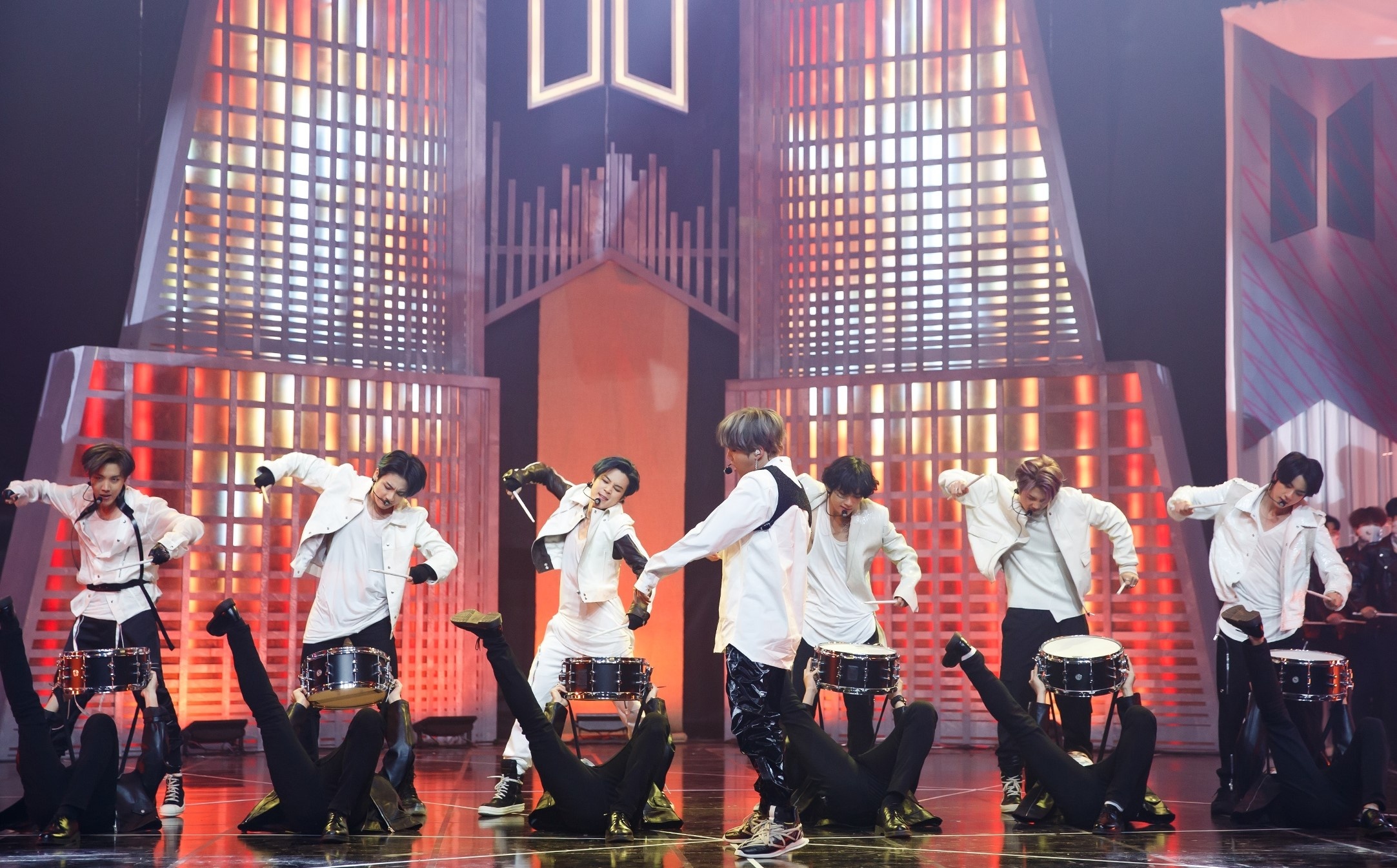 BTS mang dep thuc hien vu dao 'On' hinh anh