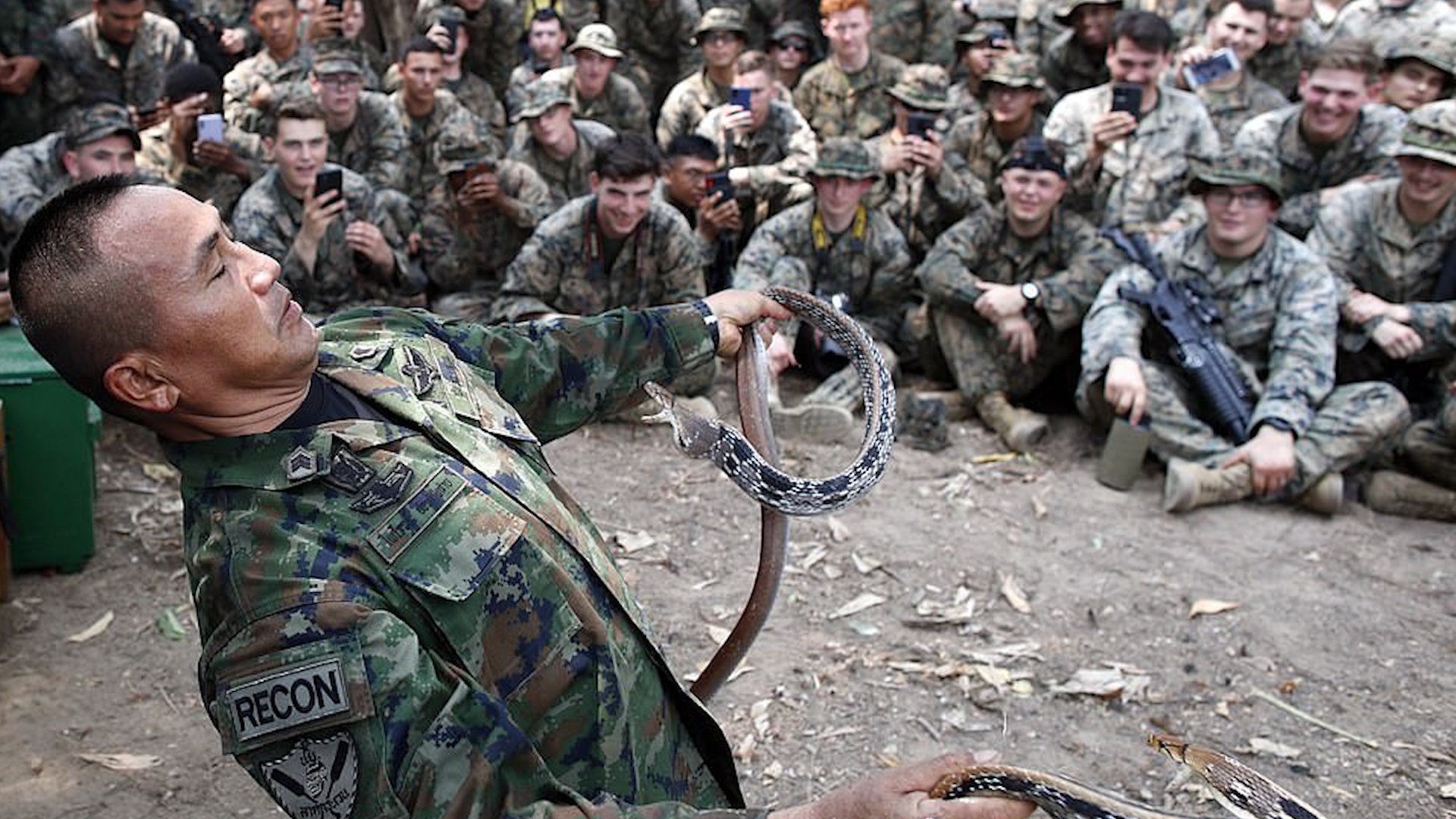 Binh si My uong mau ran ho mang trong tap tran giua dich Covid-19 hinh anh