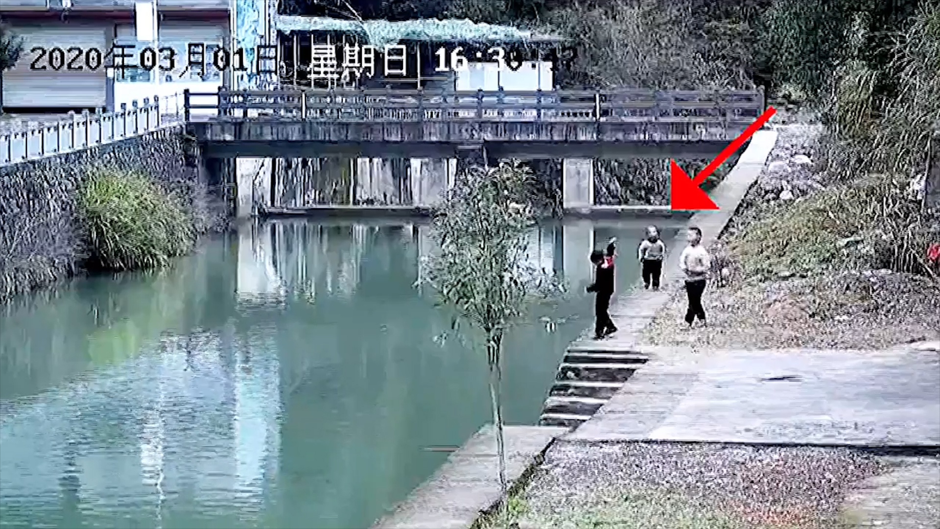 Thanh nien dung cam nhay xuong song lanh de cuu cau be bi nga hinh anh