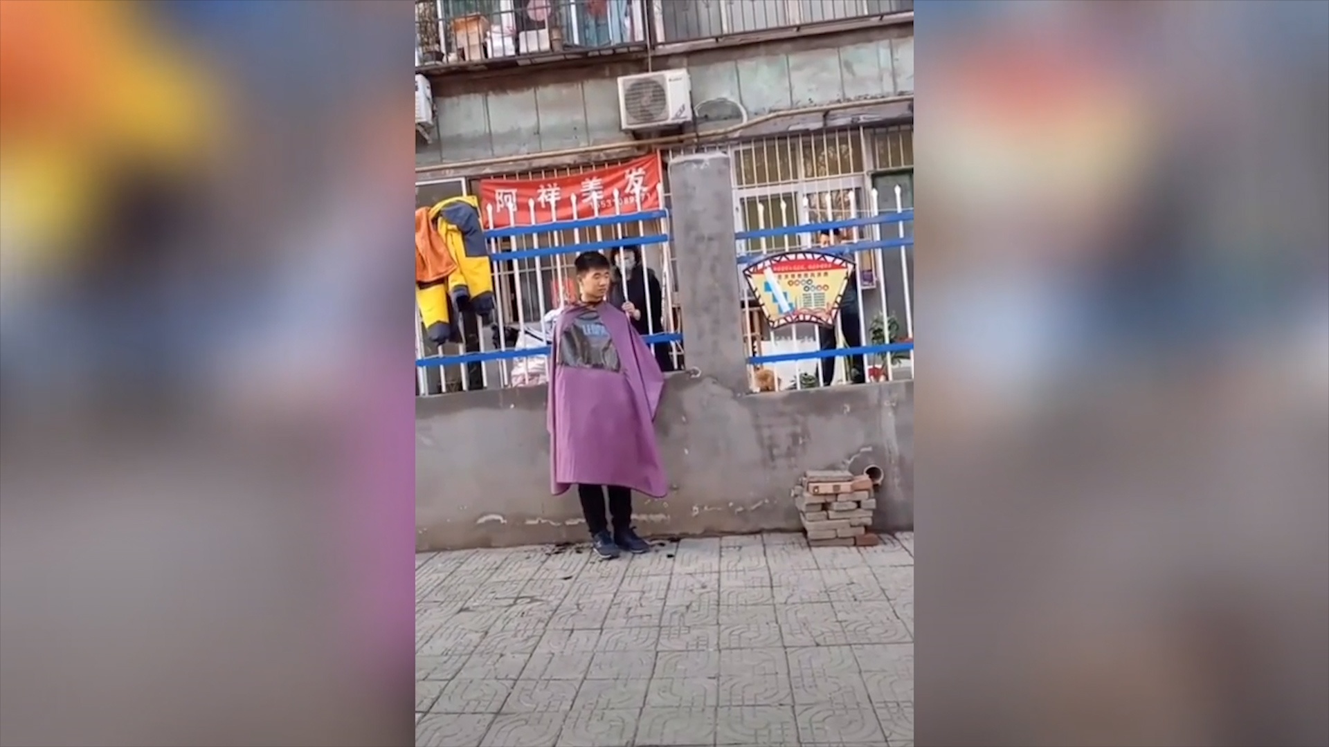 Cat toc xuyen qua hang rao giua lenh cach ly vi Covid-19 hinh anh