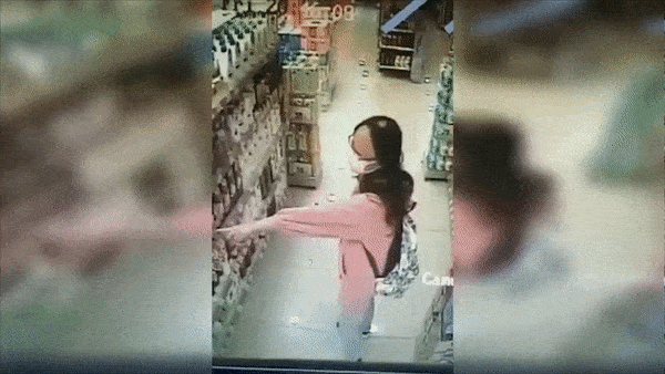 Dang dung tu van, nu nhan vien bi khach nho nuoc bot vao mat hinh anh