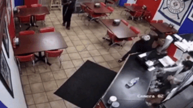 Khong ung y ve phan an vua dat, nguoi phu nu dap pha cua hang hinh anh