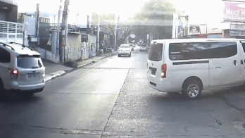 Lui khong quan sat, xe khach va oto va quet vao nhau hinh anh