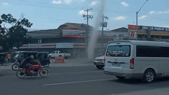 Con loc cuon theo bui hoanh hanh tren duong pho Philippines hinh anh