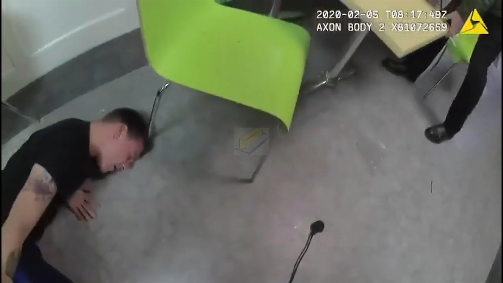 Nem lo vi song vao canh sat, thanh nien bi ban sung dien nga quy hinh anh