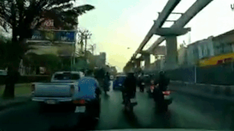 Xe may tong vao duoi oto vi thieu quan sat hinh anh