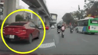 Chuyen lan dot ngot, oto tong xe may khien 2 nguoi nga nhao hinh anh