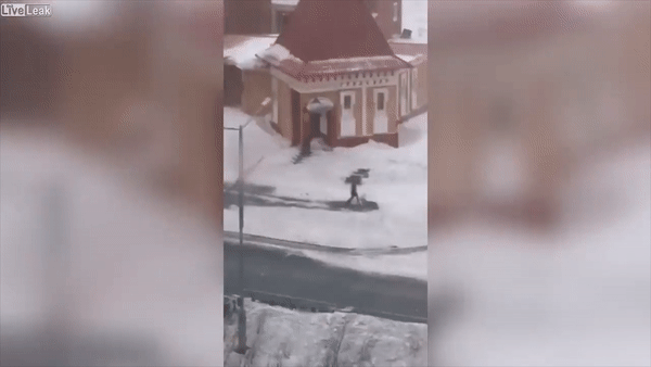 Nguoi phu nu bi gio manh quat nga xuong duong o Nga hinh anh