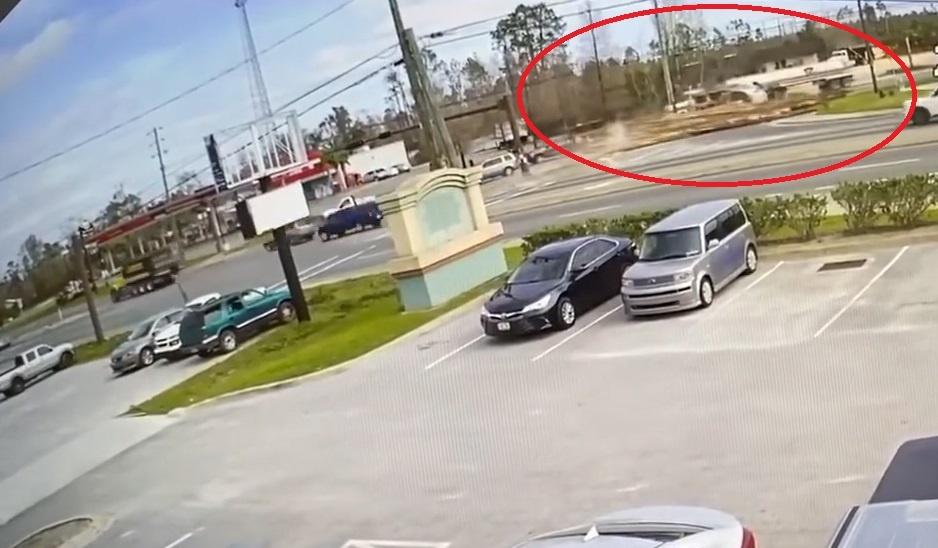 Xe dau keo cho go om cua lat ngang giua giao lo hinh anh