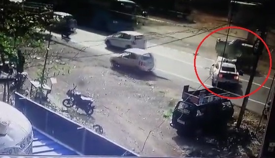 Oto lan lan vuot au bi xe tai dam nat dau hinh anh