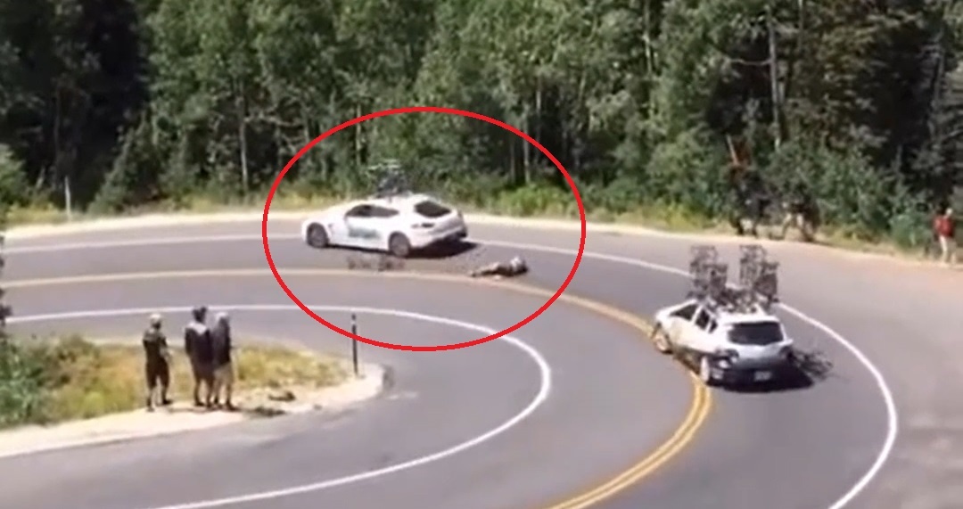 Xe dap om cua do deo dam vao oto hinh anh