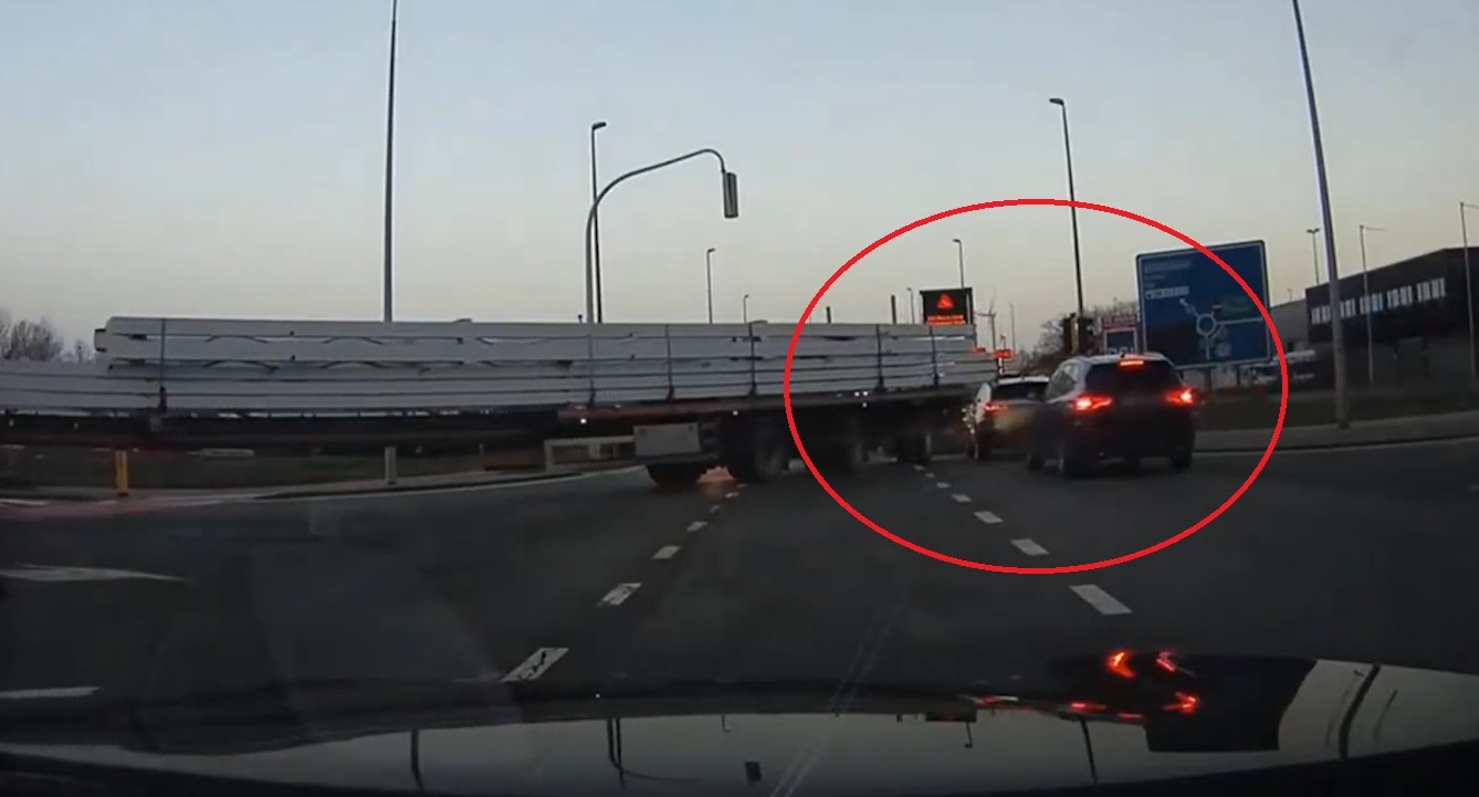 Xe dau keo cho thep va vo noc oto khi chuyen huong hinh anh