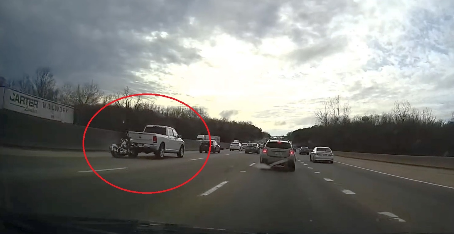 Tai xe moto khong quan sat dam vao duoi xe ban tai hinh anh