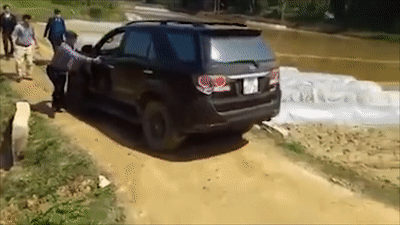 Oto lat xuong ruong khi co lui de thoat lay hinh anh