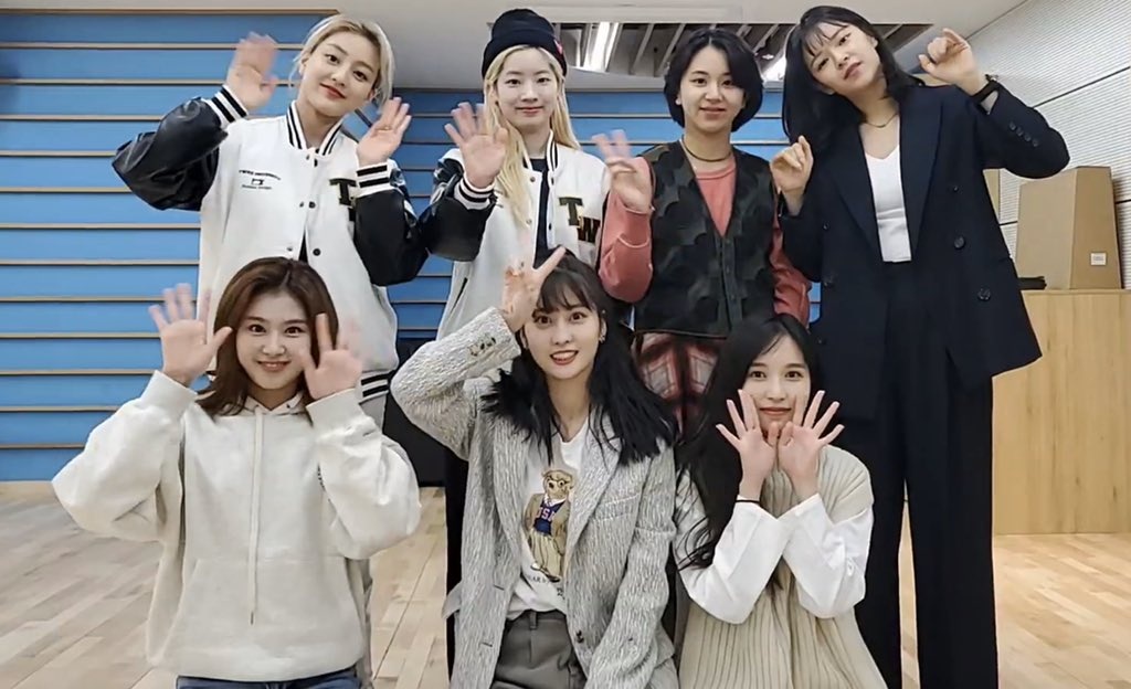 Tzuyu phai cach ly, TWICE trinh dien voi doi hinh 8 nguoi hinh anh
