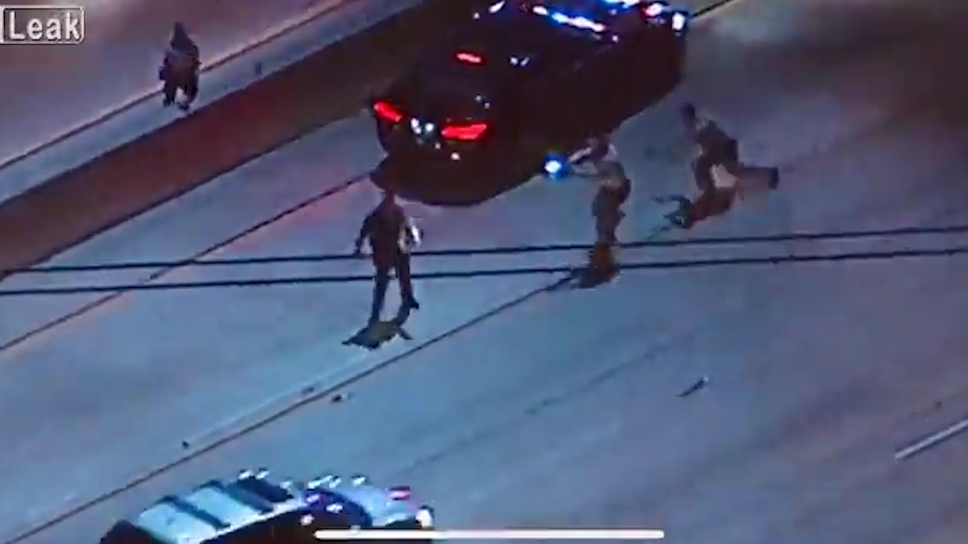 Tron chay canh sat, toi pham bi xe tong tren cao toc hinh anh