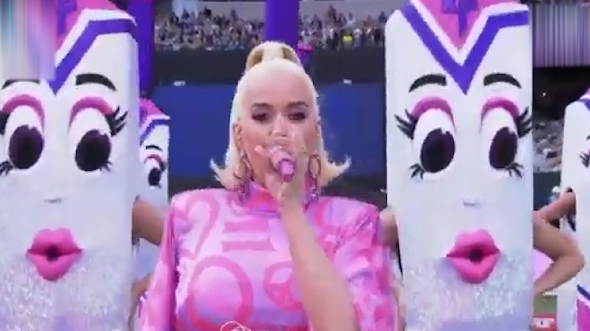 Katy Perry khuay dao san van dong du dang mang bau hinh anh