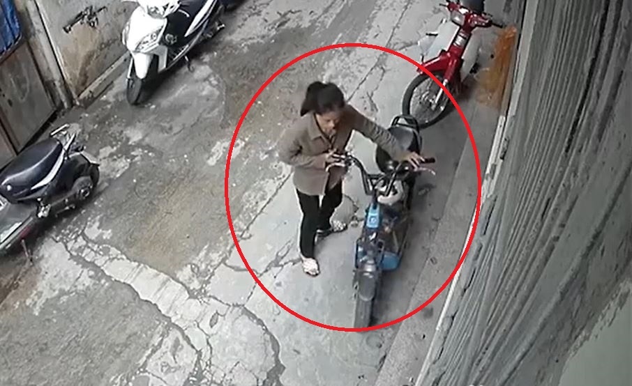 Camera ghi canh nguoi phu nu trom xe dap dien hinh anh