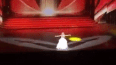 Nga tu san khau xuong dat, nu ca si van tiep tuc bieu dien hinh anh