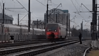 Qua duong khong quan sat, nguoi dan ong bi tau hoa tong trung hinh anh