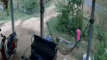 Mai me choi dua, dua tre nga vao thung nuoc suyt gap nguy hiem hinh anh