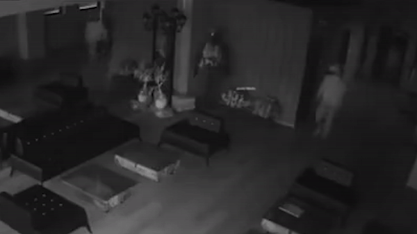 Thay bong cua minh qua guong, trom vua dot nhap vao nha da thao chay hinh anh