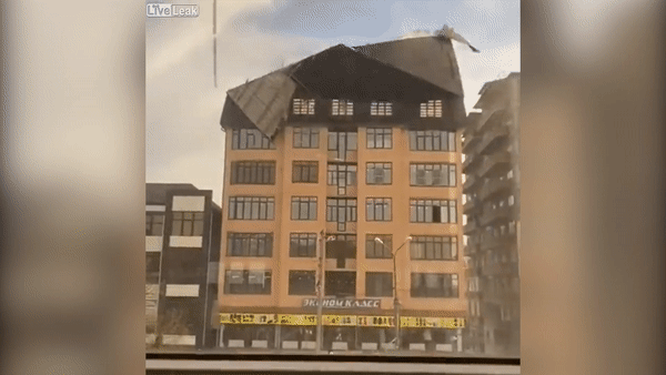 Gio manh thoi bay mai nha xuong duong khien hai phu nu bi thuong hinh anh