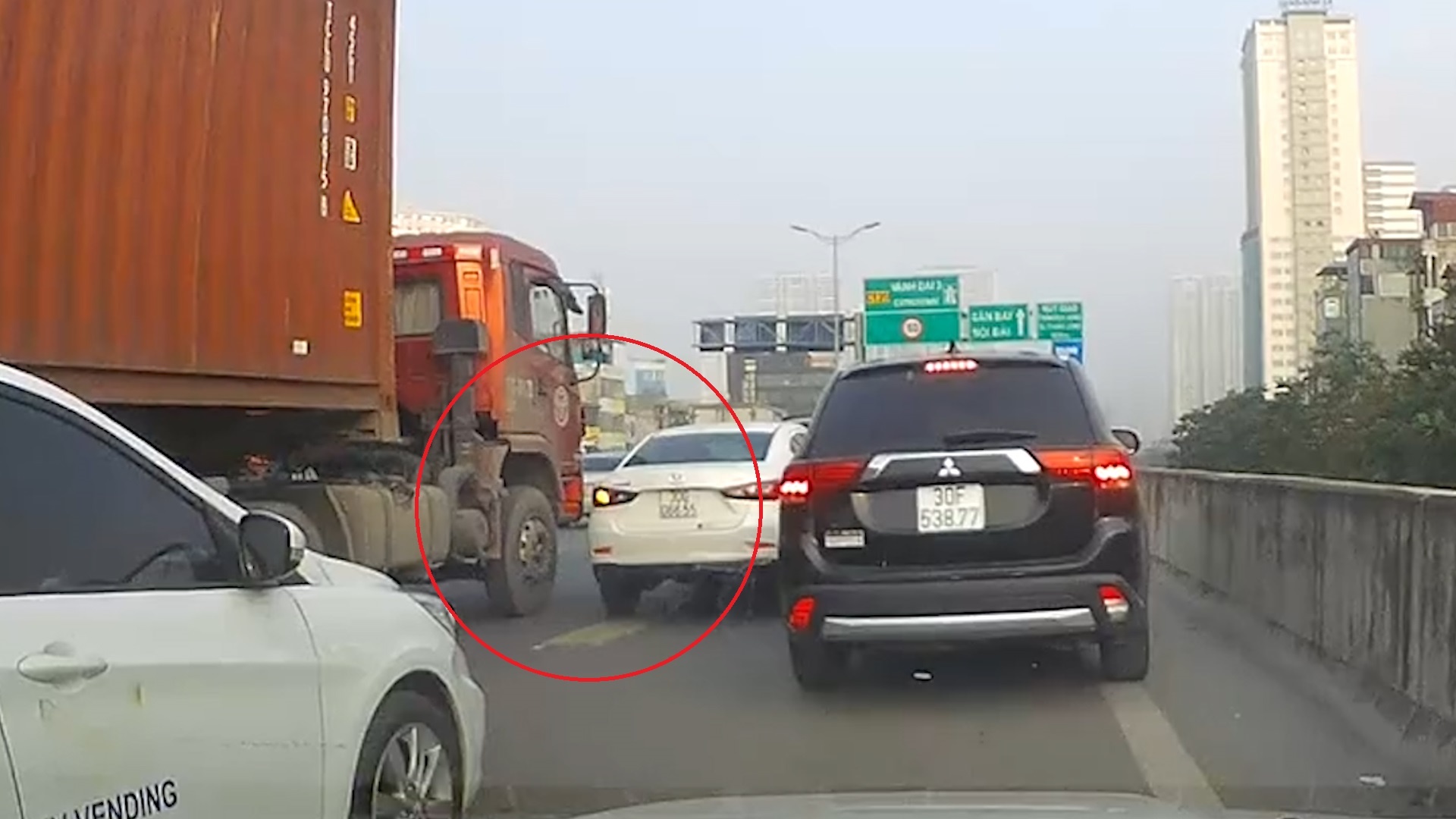 Oto bi container dam vao duoi vi chen vuot hinh anh