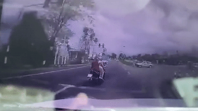 Tai xe oto danh lai xuat than cuu nguoi lai xe may sang duong au hinh anh