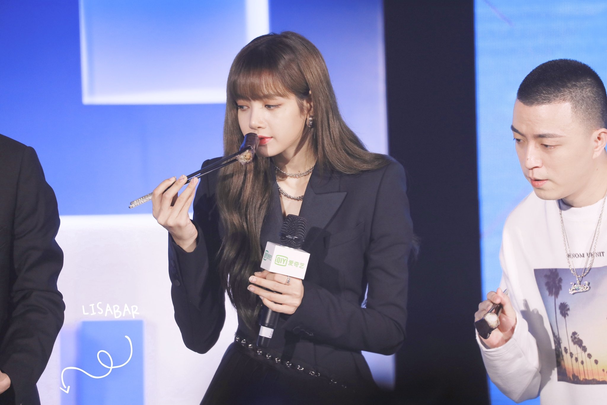 Phan ung cua thuc tap sinh khi gap Lisa ngoai doi hinh anh