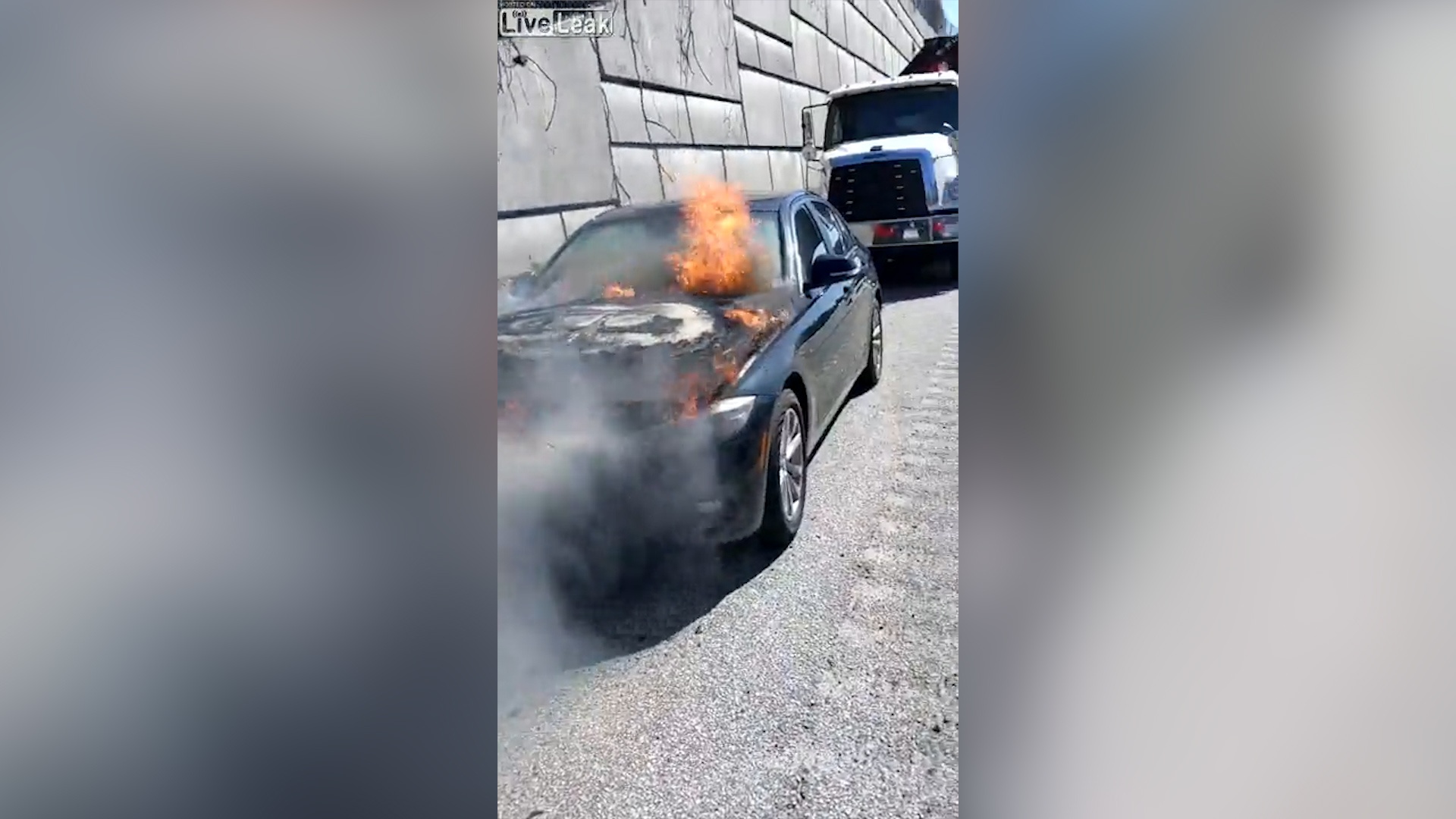 Oto boc chay nghi ngut giua cao toc hinh anh