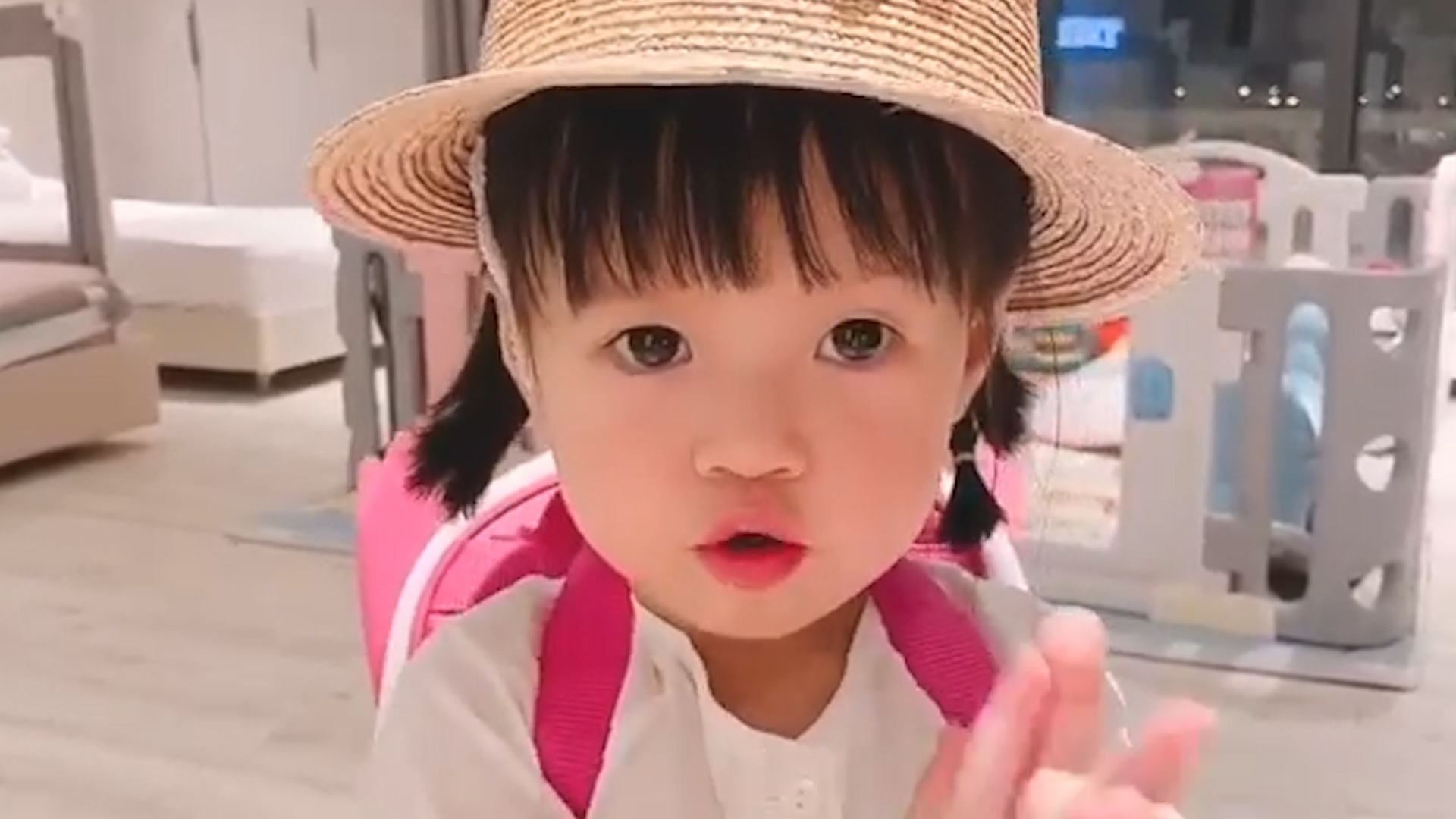 Hoa hau Dang Thu Thao dang clip can mat con gai hinh anh